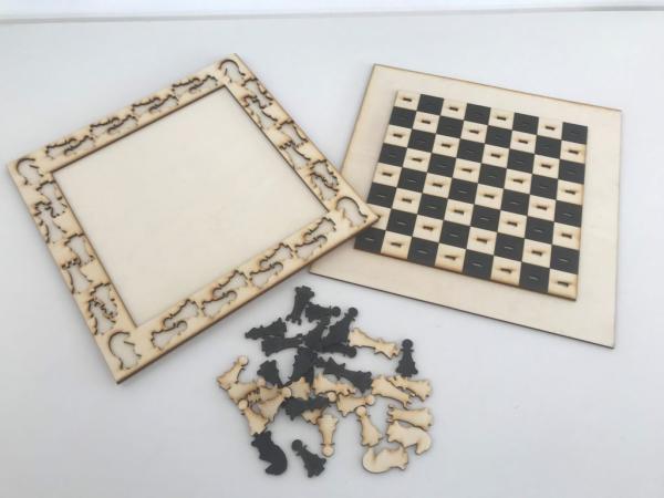 Schach - Flat Earth Chess geöffnet mit Figuren